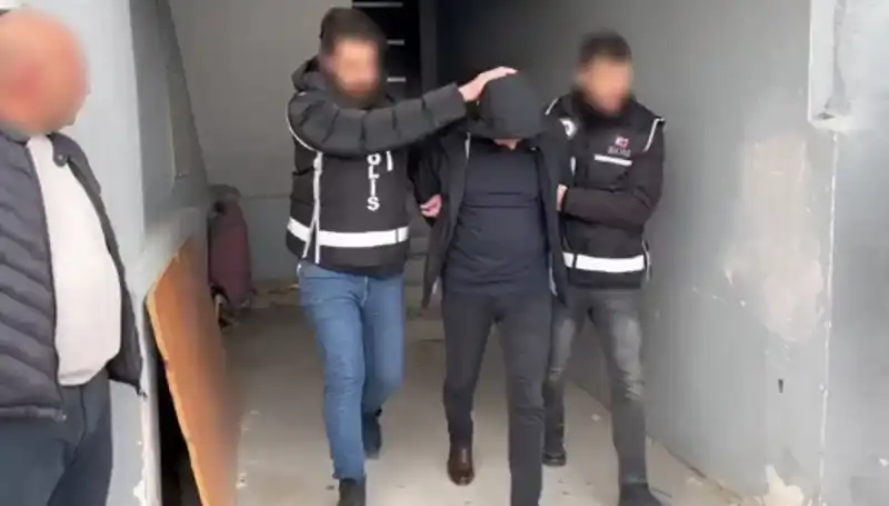Dört İlde Çetelere Şok Operasyon: Stokta Silah ve El Bombaları Bulundu!