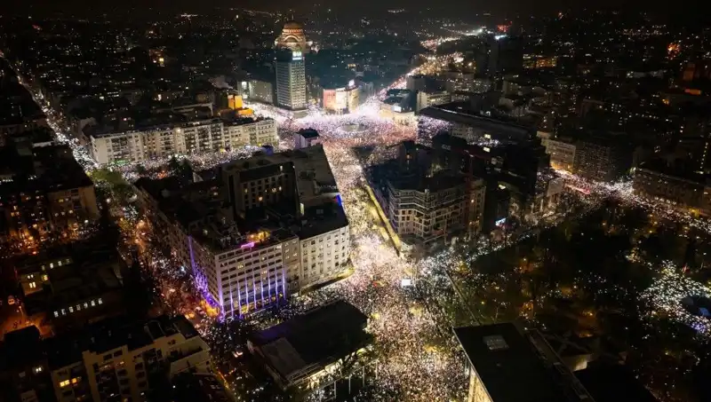 Sırbistan'da Öğrencilerden Büyük Protesto: Belgrad Sokakları Hareketlendi