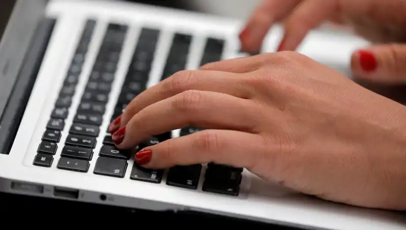 Laptop Mikrofonlarındaki Gizli Tehlike: Kapalıyken Bile Dinlenebiliyor!