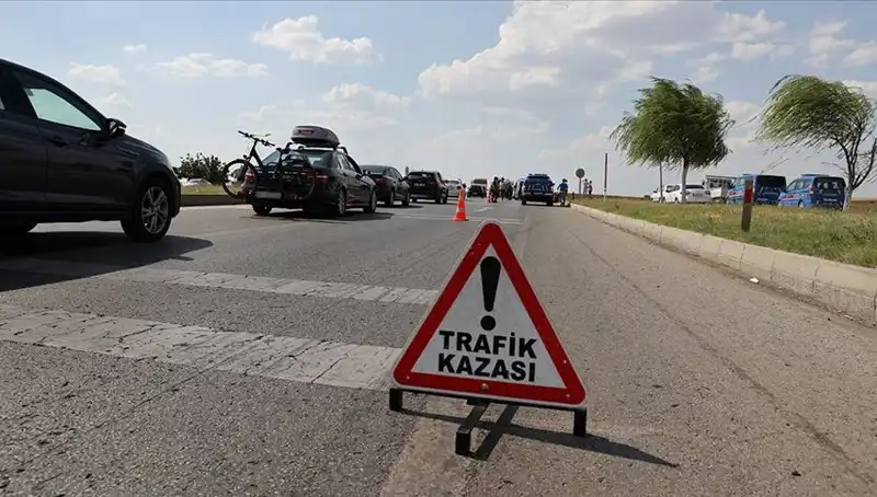 Adana'da Feci Kaza: Otomobil ve Kamyon Çarpıştı, Can Kaybı ve Yaralı Var