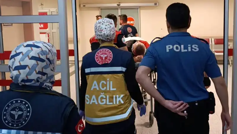 : Polis Ekipleri Trafik Kazasında Yaralanan İki Kişiye Yardım Etti