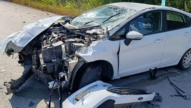 Çanakkale’de Trafik Kazası: İki Kişi Yaralandı, Olay Yerinden İlk Görüntüler Geldi