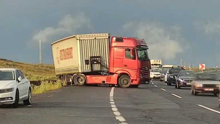 TIR Kaydı Nedeniyle Yol Kapandı: Uzun Araç Kuyrukları Nasıl Oluştu?