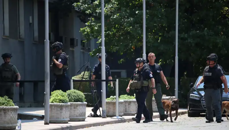 Kosova Meclisi'nde Bomba İhbarı: Güvenlik Alarmı Yükseldi
