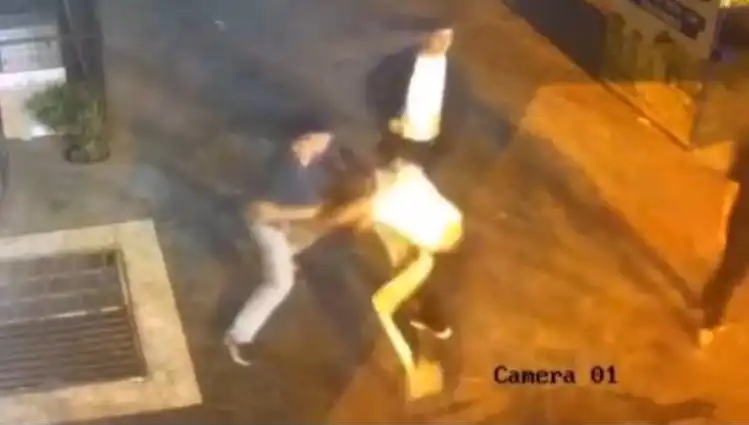 İstanbul Sokaklarında Yaşanan Tekmeli Yumruklu Kavga Gözleri Kamaştırdı!