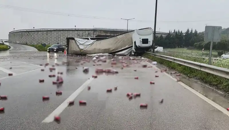 TIR Kazası Sonrası İçkiler Yola Saçıldı: Şaşırtıcı Görüntüler!