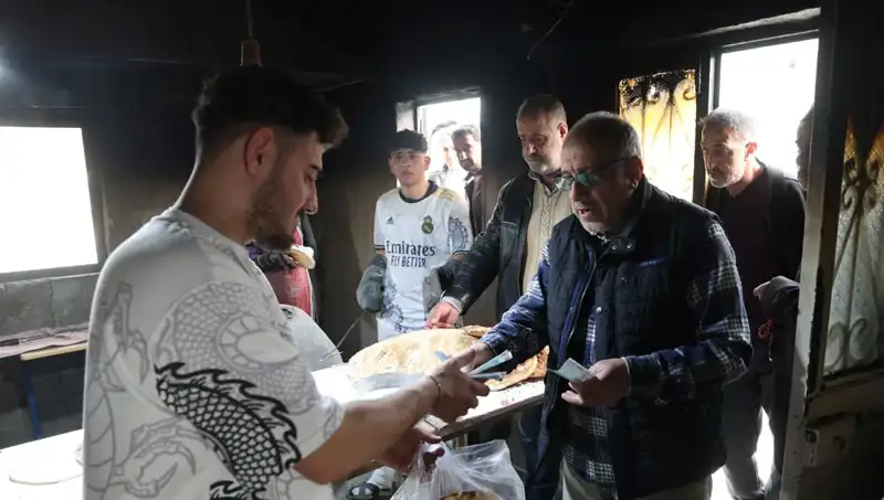 İki Ekmek İçin 7 Kilometre Yol: Saat 15.00’te Yaşanan Yoğunluk