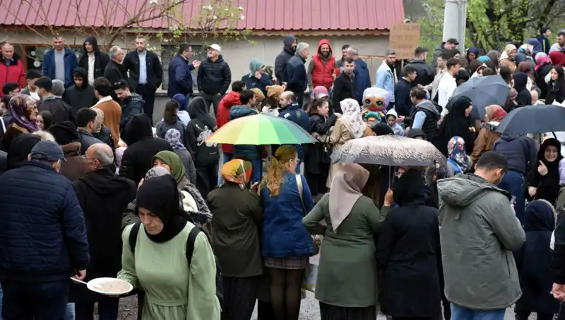 Bir Asırlık Gelenek: 12 Bin Kişi Bayramlaşıp Hisse Senedi Dağıttı!