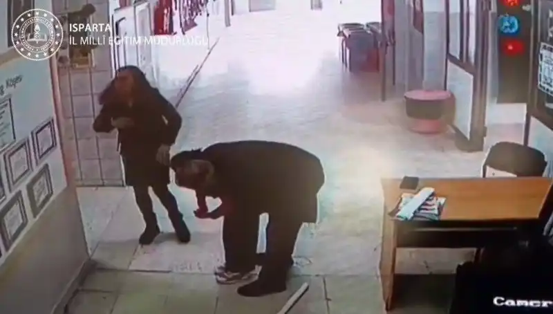 : 'Öğretmen, Heimlich Manevrası ile Öğrencisini Hayata Döndürdü!'
