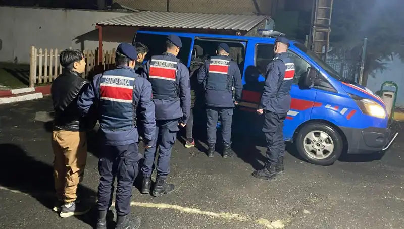 Edirne'de Düzensiz Göçmen Avı: 17 Yakalandı!