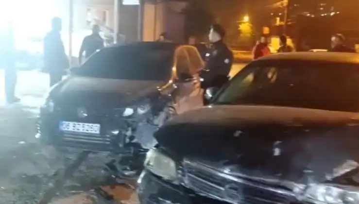 Çevirmeden Kaçan Araç Kazada Feci Şekilde Çarpıştı