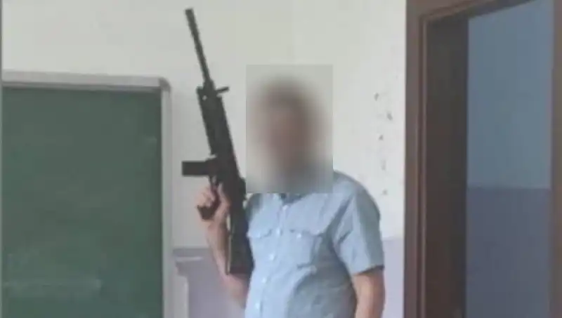 Tüfekle Poz Veren Müdür Yardımcısına Soruşturma: Eğitimde Şok Etki!