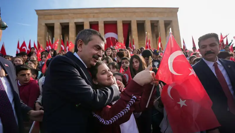 Bakan Tekin, Çocuklarla Birlikte Anıtkabir'i Ziyaret Etti