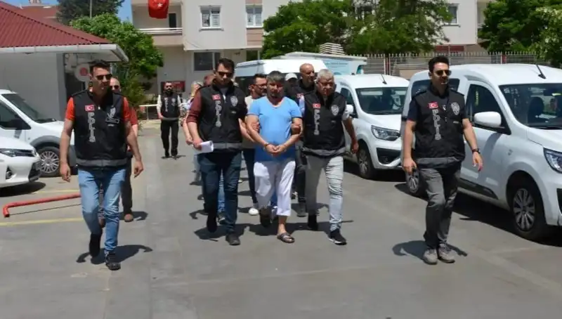 Lüleburgaz'da Fuhuş Operasyonunda 20 Kişi Gözaltına Alındı!