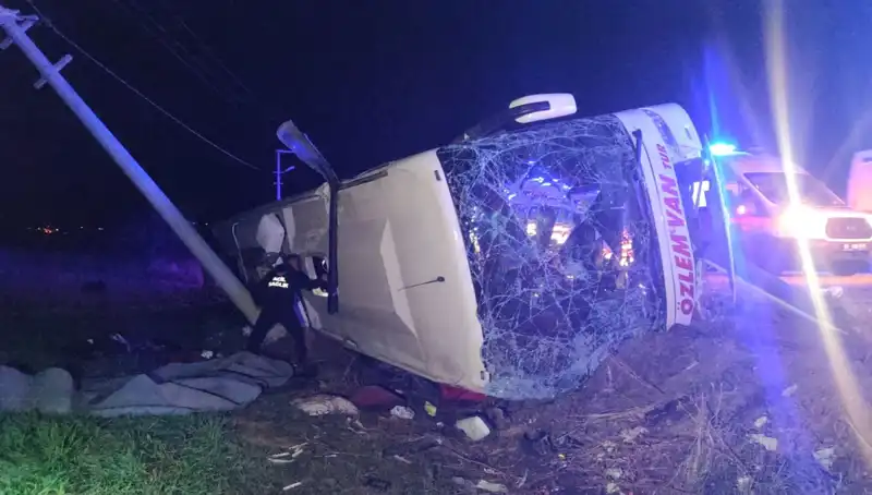 Van'da Yolcu Otobüsü Devrildi, 28 Kişi Yaralandı: Kaza Anı ve Olayın Detayları