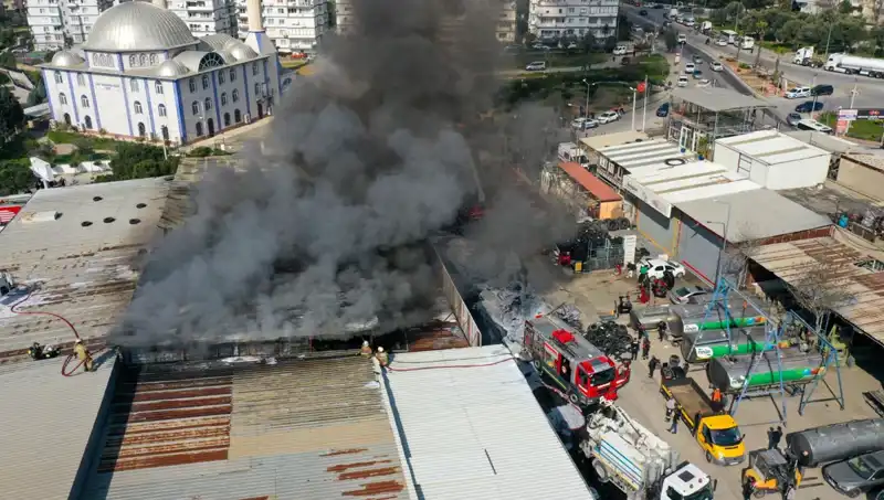 İzmir'de Oto Lastik Atölyesinde Korkutan Yangın: Detaylar ve Son Gelişmeler