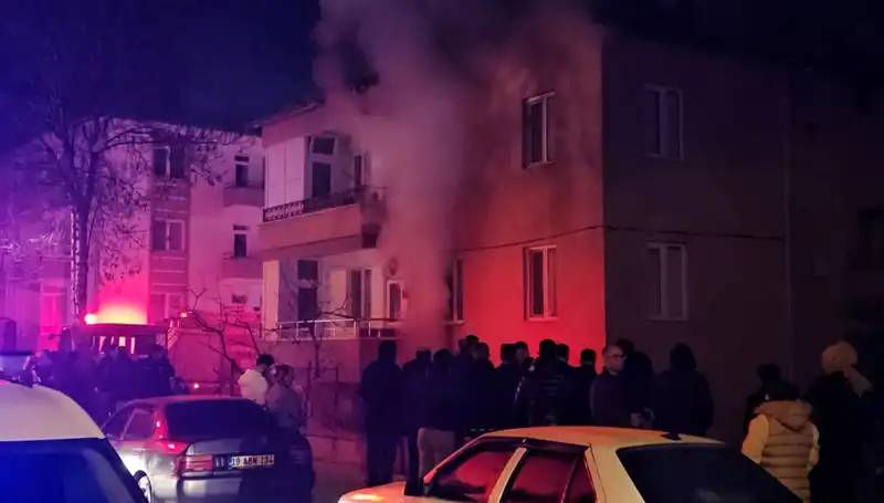 Çorum’da Apartman Yangını: Dumandan Etkilenen 10 Kişi Hastaneye Kaldırıldı