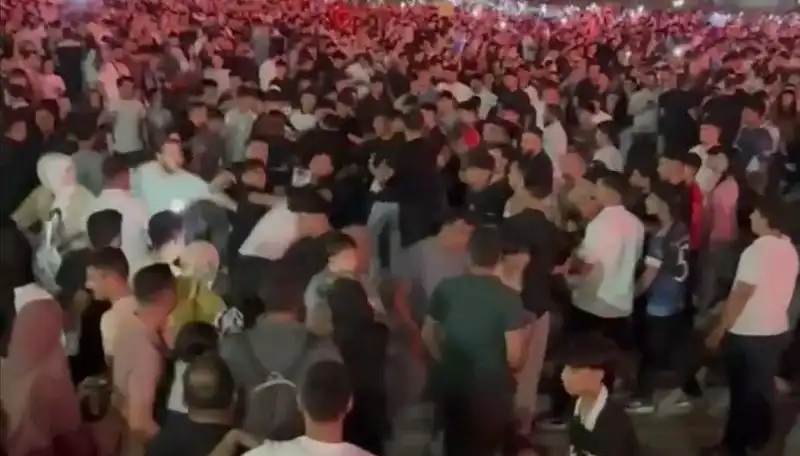 Konserde Bıçaklı Kavga Ortalığı Karıştırdı: Üç Kişi Yaralandı