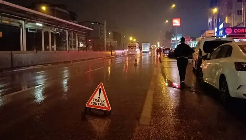 Bursa'da Kaza Anında Polise Çarpan Kamyonetin Sırrı Nedir?