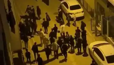 Esenyurt'ta Sopalı Mahalle Baskını: Gençler Arasında Gergin Anlar