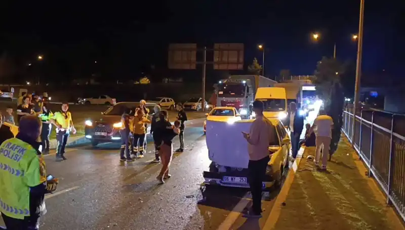 Otoyolda Gerçekleşen Kuralsız Geri Dönüş Kazası: Dört Kişi Yaralandı!