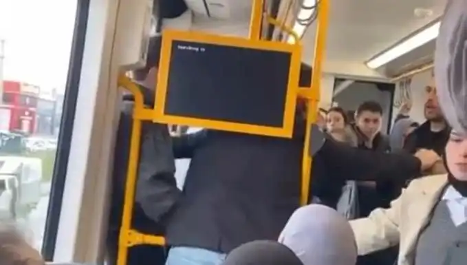 Metroda Tekme Tokat Kavga: Seyirciler Şoke Oldu!