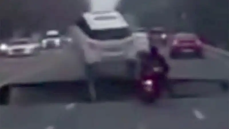 Güney Kore Otoyolunda Motosikleti Yutan Dev Çukur: Olayın Ardındaki Gerçekler