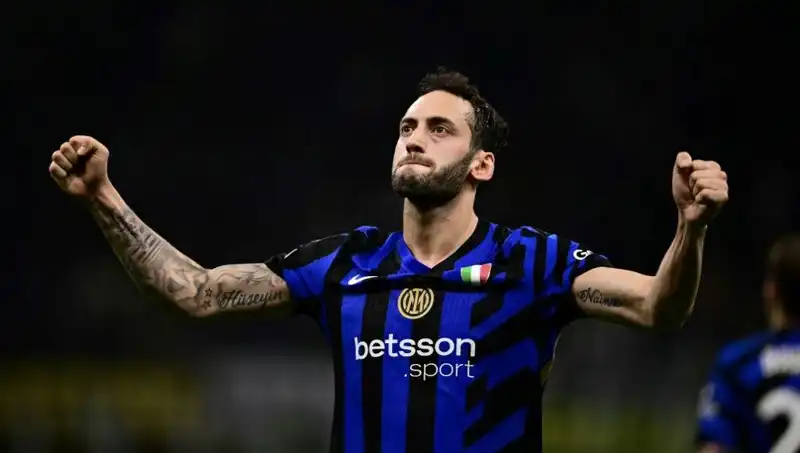 Hakan Çalhanoğlu Tatilde, Inter ile Geleceği İçin İstanbul’da Kritik Görüşme Yapıyor