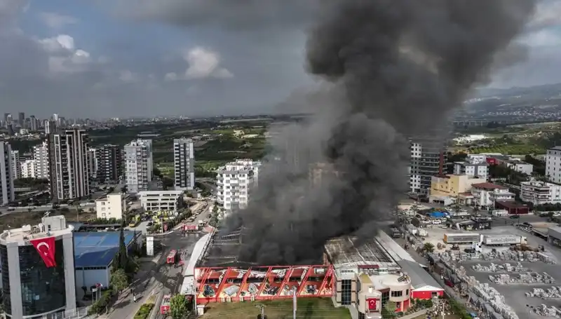 Mersin'de Fabrika Yangını: TOMA ve İtfaiye Ekipleri Yarıştı