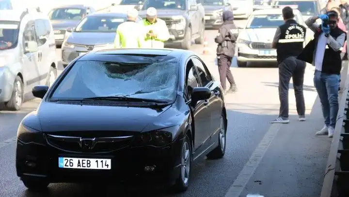 Polis Kimlik Kontrolü Yapan Genç, Köprüden Atlayarak Araç Üzerine Düştü