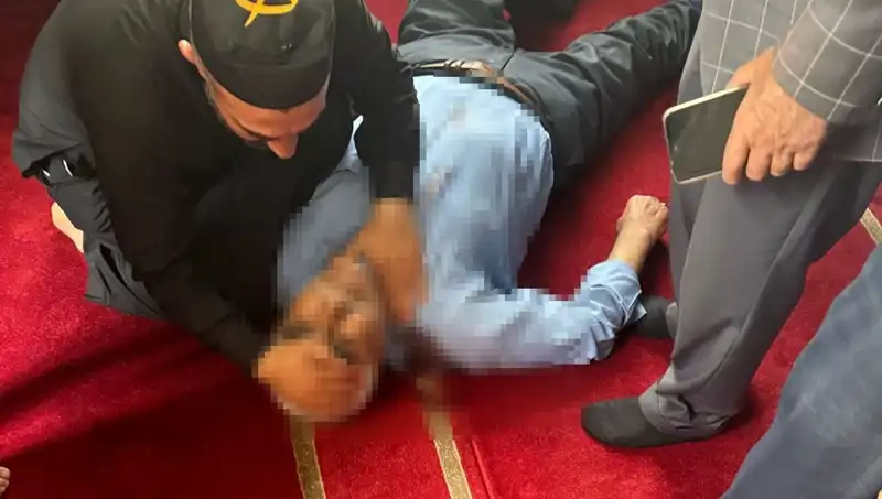 Camide İğrenç Olay: Namaz Kılarken Bıçaklanan Adam Hayatını Kaybetti