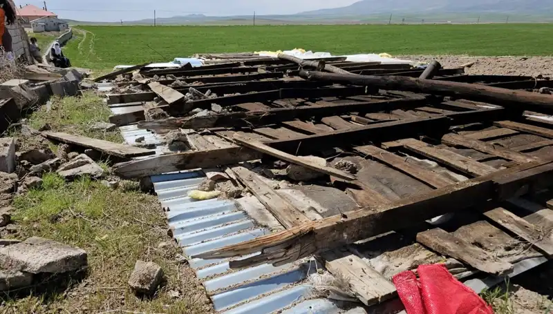 Bitlis'te Fırtına Vahşeti: Çatılar Havada Uçuştu