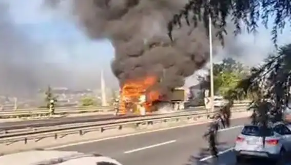 D-100'de TIR Yangını: Trafik Tamamen Kilitlendi, Yolcular Mağdur Oldu!