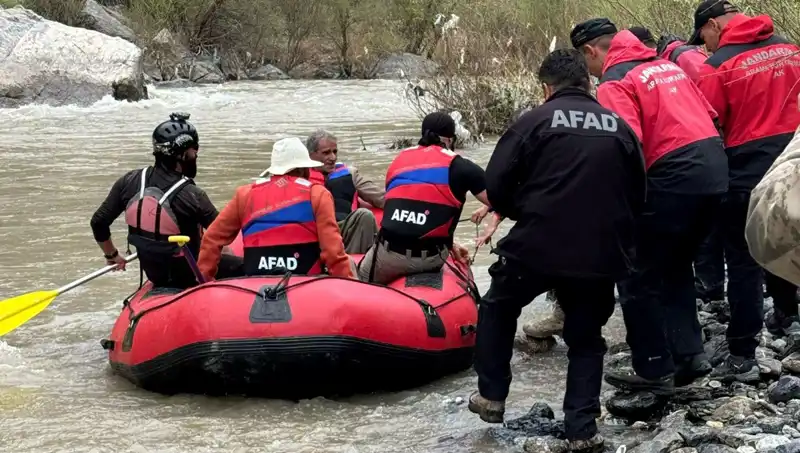 Zap Suyu Kenarında Mahsur Kalan 4 Kişi Kurtarıldı: Detayları Öğrenin!