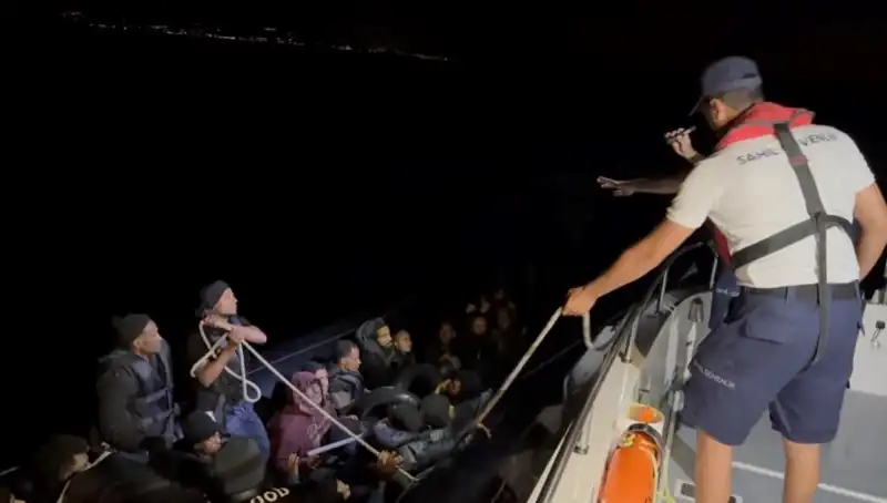 Çeşme'de Kaçak Göçmen Operasyonu: 42 Kişi Kurtarıldı
