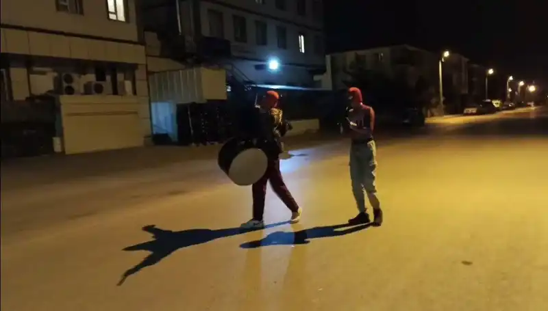 Erzincan'da Sahur Geleneği: "Örümcek Adamlar" Sokaklarda Davul Zurna Çaldı
