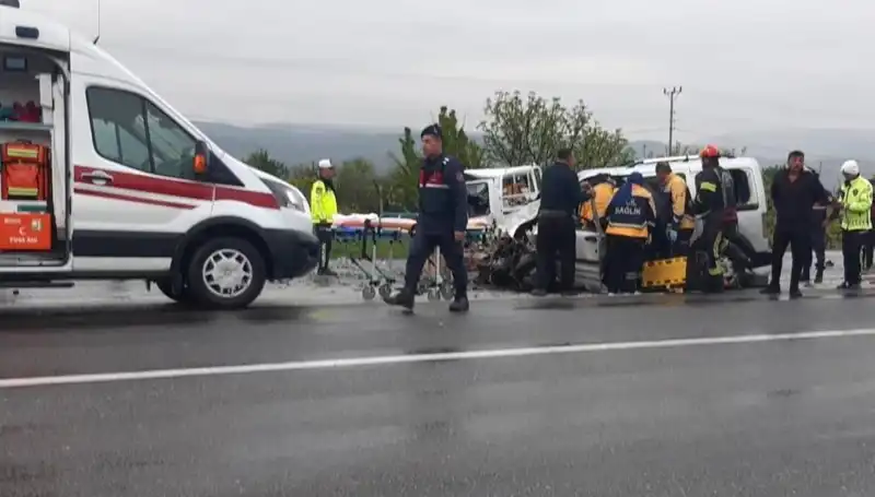 Denizli'de Feci Kaza: İki Araç Kafa Kafaya Çarpıştı, 4 Yaralı