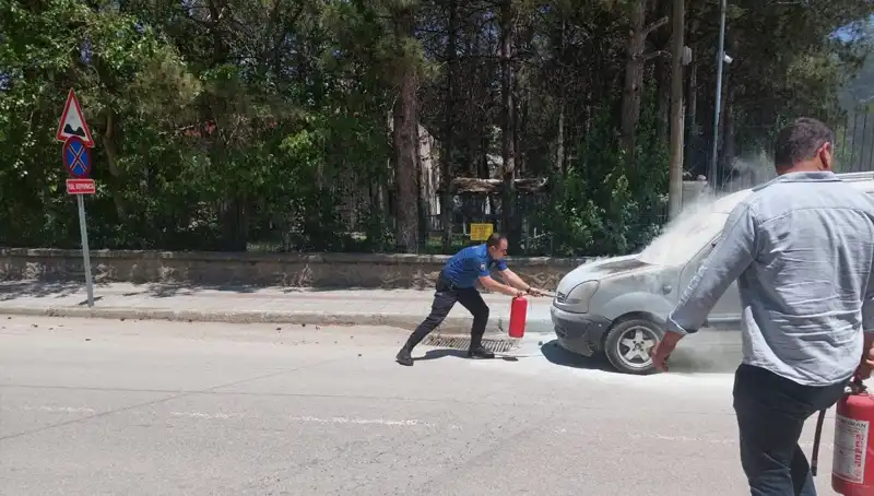 Emniyet Binasının Önünde Alev Alan Araç: Polisi Harekete Geçirdi!
