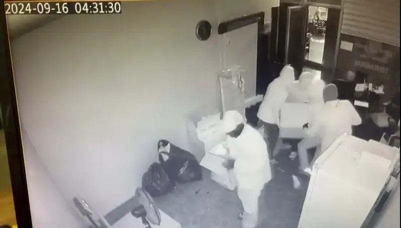 Kasa Dolu Ama Kilitli: Hırsızlar Sırtlayarak Götürdü!