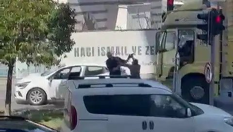 İstanbul Trafiğinde Çekiçli Dehşet: Olayın Ardındaki Nedeni Öğrenin!