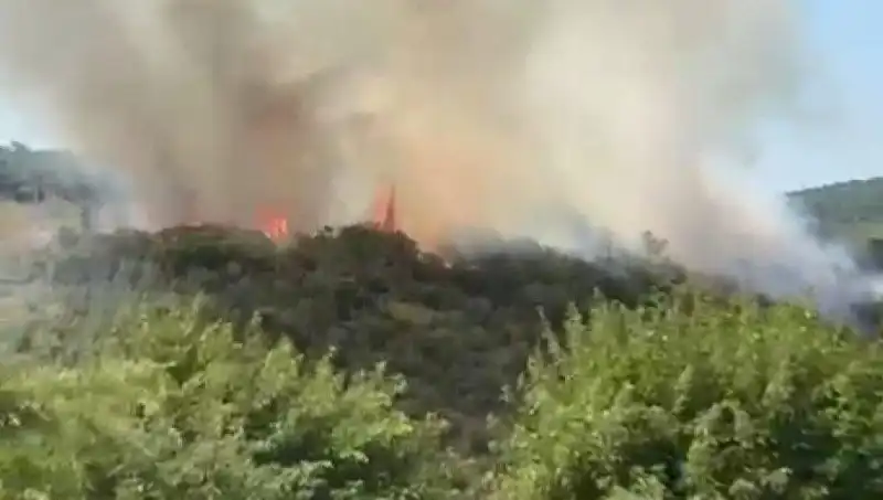İstanbul’un Kalbinde Yangın Alarmı: Vatandaşlar Acil Tahliye Edildi