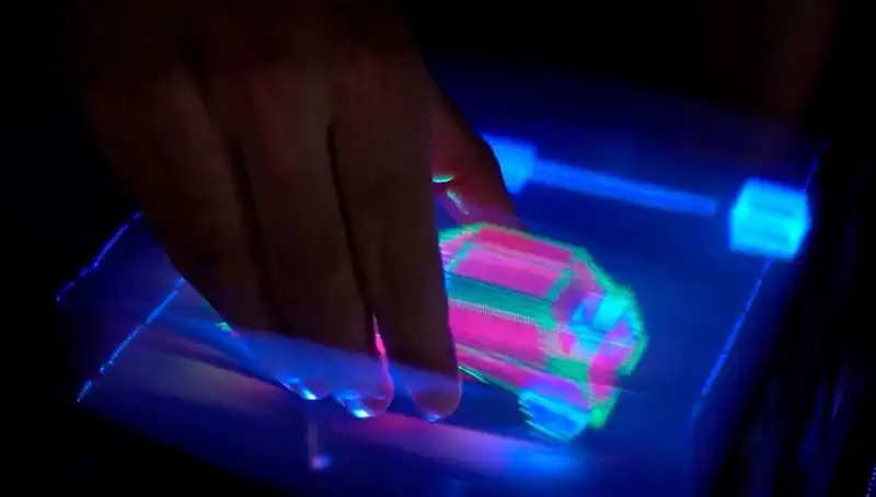 Dünyanın İlk Etkileşimli 3D Hologramı Neler Sunuyor?