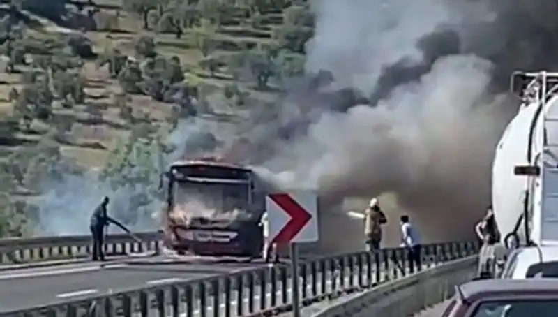 İzmir’de Belediye Otobüsü Yangını: Yolcular Zor Anlar Yaşadı