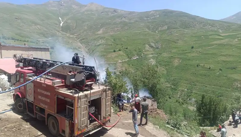 Van'da Çocuk Yangınında Hayatını Kaybetti: Aile Sarsıldı