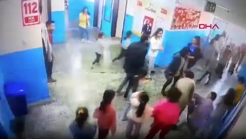 Bayılan Öğrenciyi Kahramanca Kurtaran Müdür Yardımcısı İle İlk Yardımın Önemi