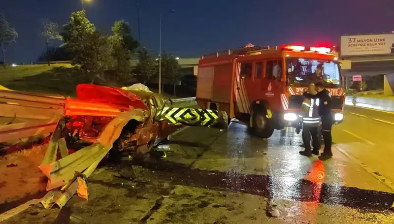 Otomobil Bariyere Saplandı: Sürücü Hayati Tehlikede!