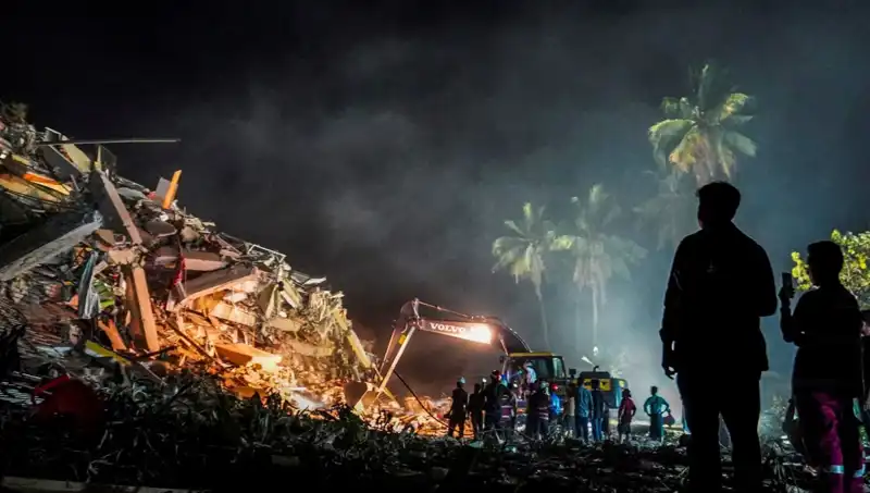 Myanmar'da Enkaz Altından Çıkan Kişi, Umutları Yeşertti!