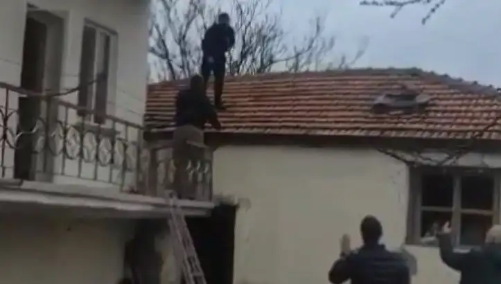 Polis Çatıda Kıstırdı, Şüpheli Direniş Gösterdi ve O anlar!
