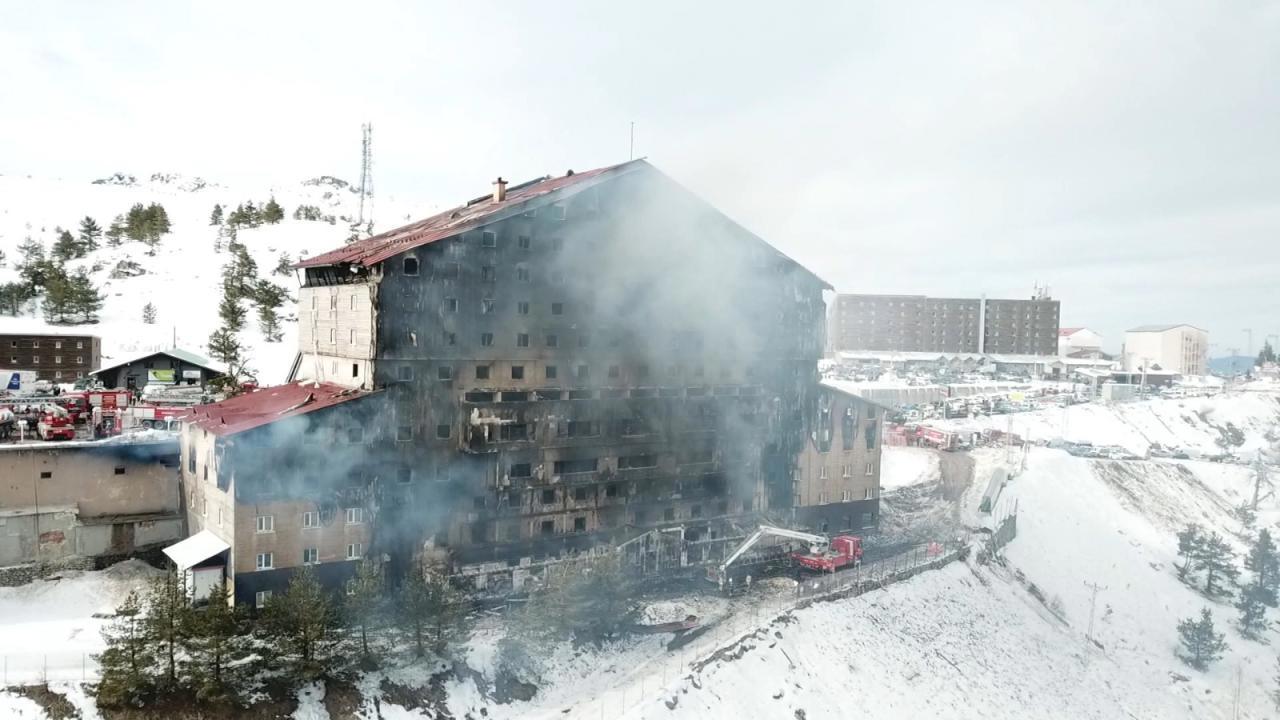 Bakan Tunç, Yangın ile İlgili Otel Sahibi Dahil 4 Kişinin Gözaltına Alındığını Açıkladı
