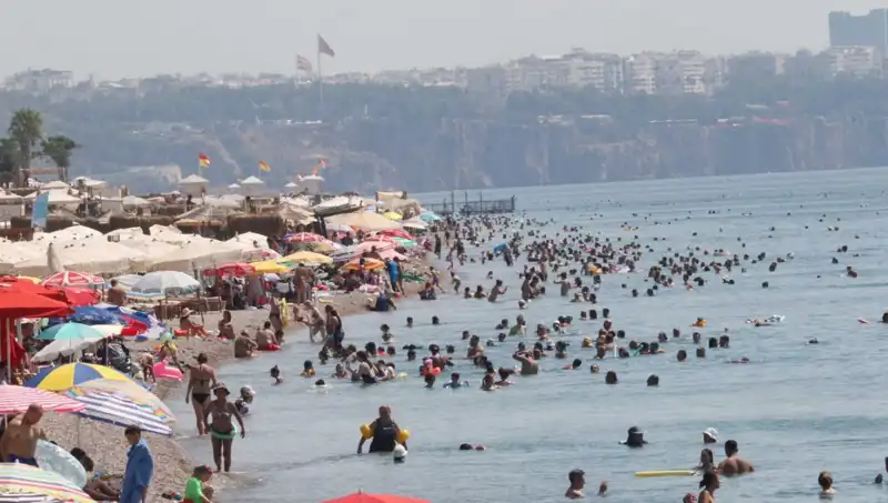 Antalya'da Deniz Sıcaklığı Rekor Kırıyor: Hisse Yatırımları Nasıl Etkilenecek?